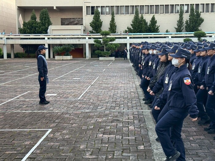 女生隊伍警歌演唱整齊劃一，井然有序