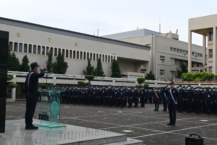 實習幹部交接隊伍給實習總隊長