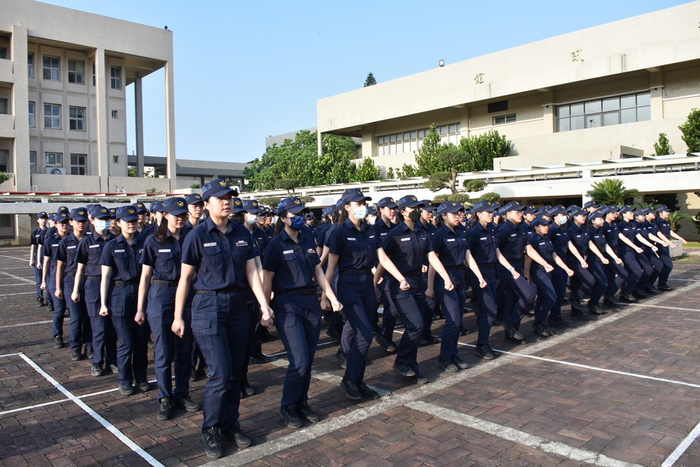 女生隊警歌演唱隊伍整齊劃一、井然有序