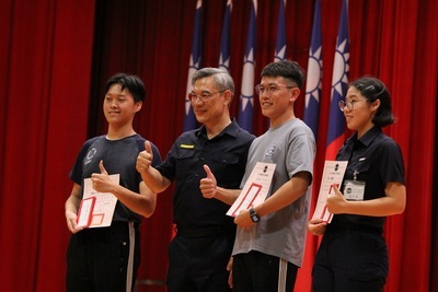 總隊長與獲獎代表合影