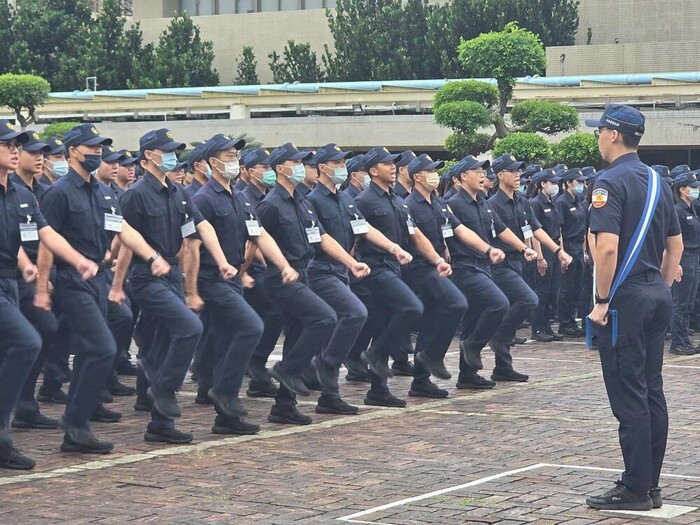二技中隊示範演唱「警察進行曲」，歌聲宏亮、氣勢磅礡