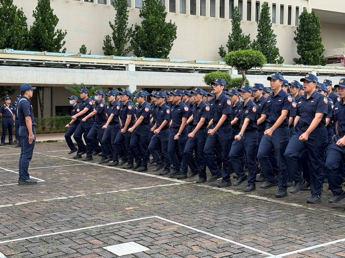 93期1隊操作演唱「力行進行曲」，展現從容不迫的態度