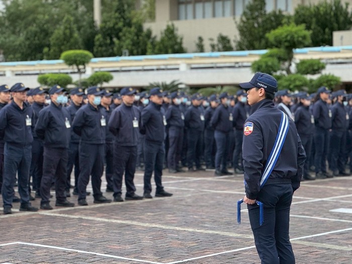 圖2:94-1實習中隊長黃科運整理隊伍