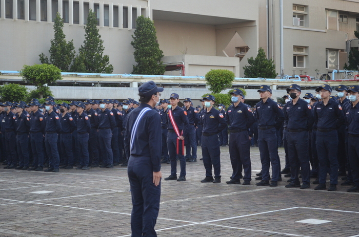圖2:94-1實習中隊長林佐庚整理隊伍