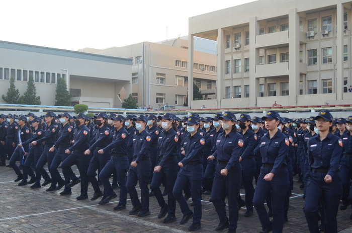 圖4: 女生隊伍整齊劃一，井然有序